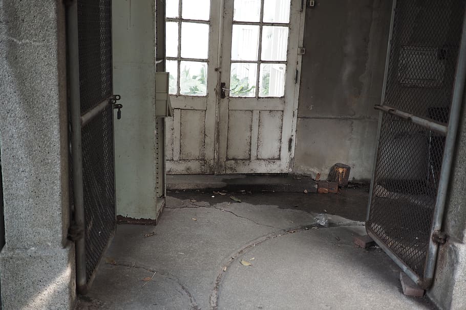 sòls, pis, porta, llosa, porta plegable, pissarra, porxo, concret, cripta, pati, porta corredissa, presó, masmorra, passadís, porta francesa, finestra, fusta contraxapada, fusta, drenar, bomber, arquitectura, abandonat, edifici, cap gent, dia, entrada, espatllat, a l'interior, estructura construïda, aixafar, obsoleta, vell, casa, declivi, absència, mal estat, deteriorament, arruïnat, 4K