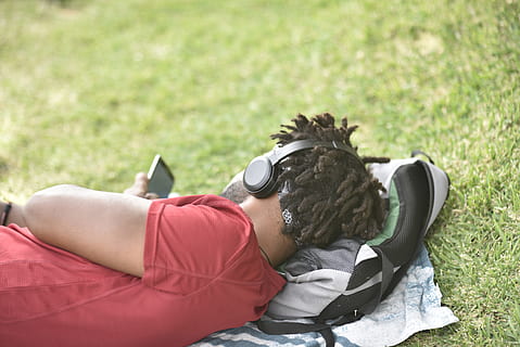 Mann, Verlegung, grau, Rucksack, Person, Mensch, Menschen, Spanien, Smartphone, Kopfhörer, hinlegen, Gras, Audio-, Musik-, sich ausruhen, Entspannen Sie Sich, Park, Nahansicht, rot, Grün, Dreadlock, afrikanisch, Entspannung, Freizeitbeschäftigung, junger Erwachsener, Erwachsene, eine Person, Tag, Hören, Legere Kleidung, Technologie, Sonnenbrille, Lebensstile, Kommunikation, Pflanze, Natur, Frisur, Mode, kabellose Technologie, MP3-Player, draußen, 2K, CC0, gemeinfrei, lizenzfrei
