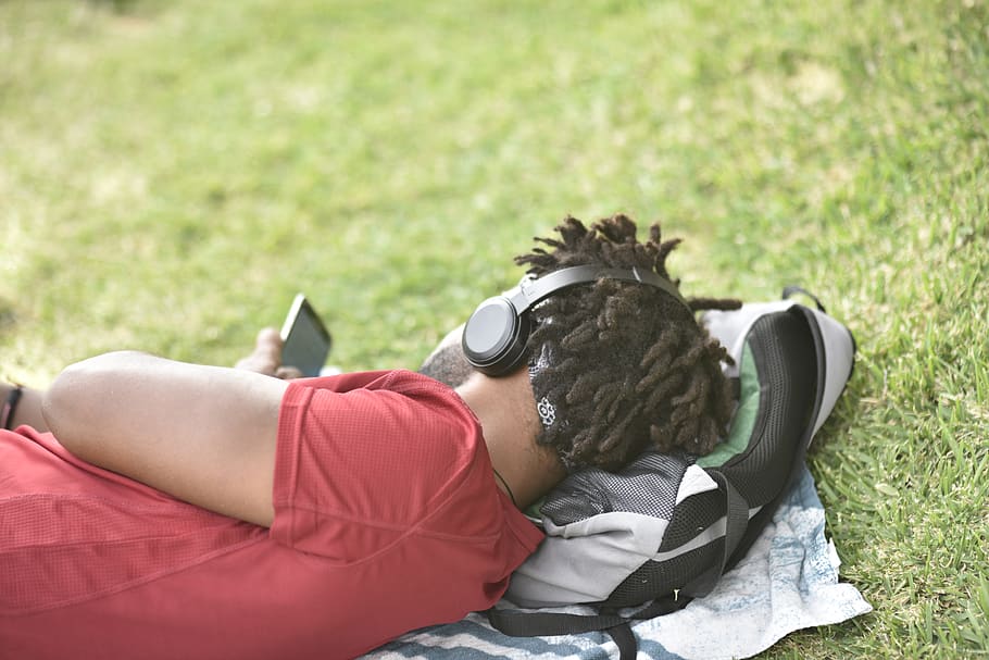 home, posada, gris, motxilla, persona, humà, gent, espanya, smartphone, auriculars, establir, herba, àudio, música, descans, relaxa't, parc, primer pla, vermell, verd, dreadlock, africà, estirat, relaxació, activitat d'oci, adult jove, adult, una persona, dia, escoltar, roba casual, tecnologia, ulleres de sol, estils de vida, comunicació, planta, naturalesa, pentinat, moda, tecnologia sense fils, reproductor mp3, a l'aire lliure, 2K