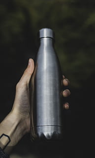 person, innehav, grå, flaska, hand, hydratisering, kaffe, termisk, dryck, vatten, utomhus, äventyr, reslust, utforska, kyligt, natur, metall, mänsklig hand, mänsklig kroppsdel, en person, oigenkännlig person, riktiga människor, kroppsdel, fokusera på förgrunden, närbild, livsstilar, personligt perspektiv, dag, finger, mänskligt finger, inomhus, silverfärgad, 5K, CC0, offentligt domän, royaltyfria