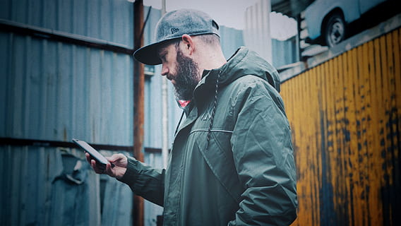 uomo, indossare, nero, felpa con cappuccio, barba, berretto, cellulare, avvicinamento, giorno, peli del viso, barba piena, tipo, detenzione, giacca, maschio, all'aperto, persona, vista laterale, smartphone, comunicazione, adulto, tecnologia wireless, uomini, capi di abbigliamento, tecnologia, una persona, maschi, architettura, tavoletta digitale, città, in piedi, cappello, vita di città, dalla vita in su, 5K, CC0, dominio pubblico, privo di copyright