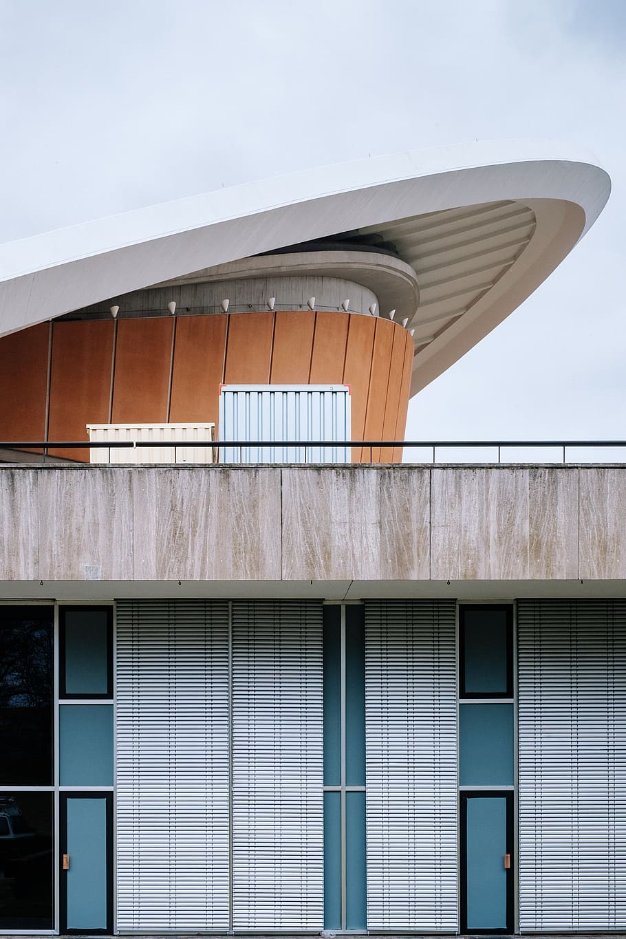 edificio in cemento bianco, architettura, esterno dell'edificio, struttura costruita, nessuno, giorno, costruzione, Inquadratura dal basso, cielo, finestra, moderno, all'aperto, natura, vetro - materiale, nuvola - cielo, città, legno - materiale, metallo, tetto, facciata, sezione alta, ondulato, 4K