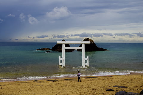 Japonsko, itoshima, pláž, voda, moře, nebe, přistát, horizont, mrak - nebe, Příroda, krása v přírodě, horizont nad vodou, scenics - příroda, stavba, skutečných lidí, architektura, písek, pohyb, klidné scény, lidé, den, venku, 4K, CC0, veřejná doména, bez autorských práv