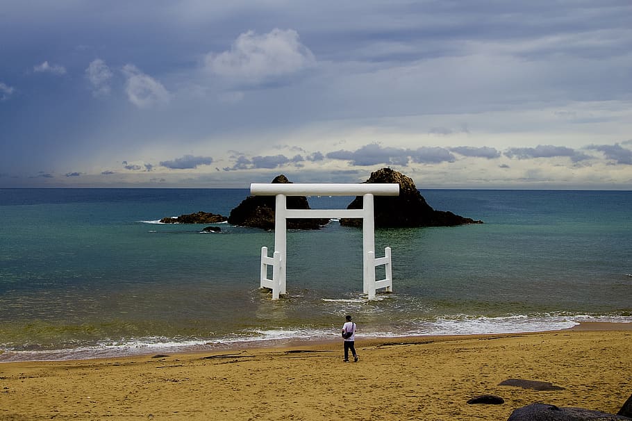 Japó, itoshima, platja, aigua, mar, cel, terra, horitzó, núvol - cel, naturalesa, bellesa a la natura, horitzó sobre l’aigua, escenics - natura, estructura construïda, persones reals, arquitectura, sorra, moviment, escena tranquil·la, gent, dia, a l'aire lliure, 4K