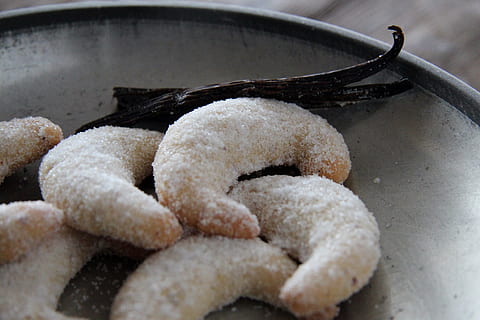 enfornar, cookie, cookies, advent, Nadal, galetes de Nadal, pastes, dolç, farina, xocolata, pastisseria fina, hora de nadal, cocció de Nadal, sucre, vanillekipferl, menjar, menjar i beguda, frescor, a l'interior, primer pla, menjar dolç, cap gent, estri de cuina, llest per menjar, natura morta, al forn, preparació, equipament per a la llar, centrar-se en primer pla, menjar asiàtic, fregit, menjar poc saludable, postres, sucre en pols, menjar xinès, berenar, temptació, 4K, CC0, domini públic, lliure de regalies