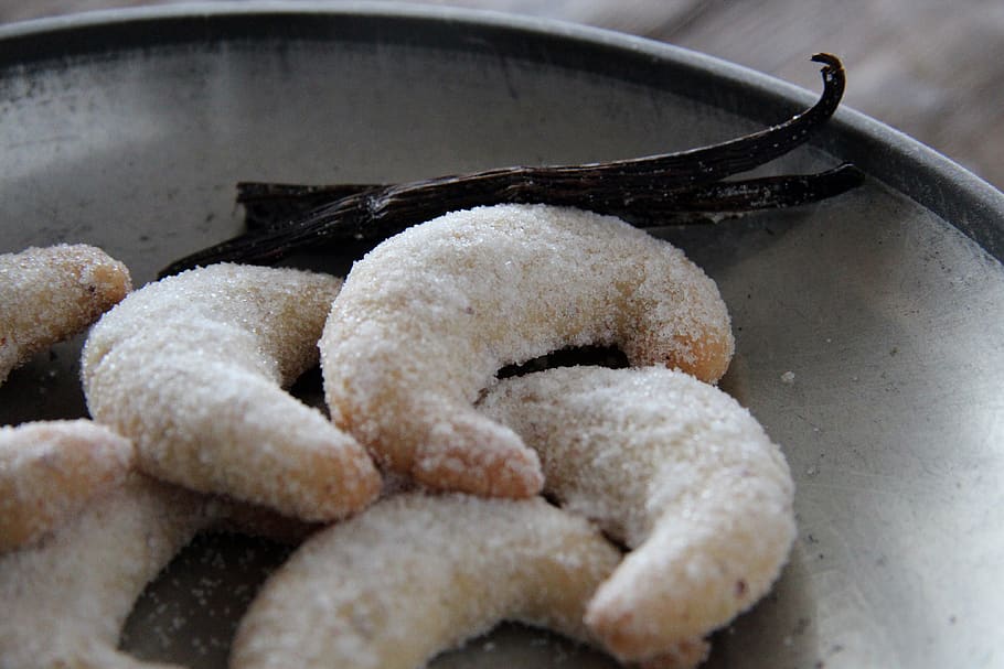 enfornar, cookie, cookies, advent, Nadal, galetes de Nadal, pastes, dolç, farina, xocolata, pastisseria fina, hora de nadal, cocció de Nadal, sucre, vanillekipferl, menjar, menjar i beguda, frescor, a l'interior, primer pla, menjar dolç, cap gent, estri de cuina, llest per menjar, natura morta, al forn, preparació, equipament per a la llar, centrar-se en primer pla, menjar asiàtic, fregit, menjar poc saludable, postres, sucre en pols, menjar xinès, berenar, temptació, 4K