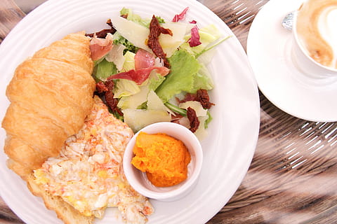 bacon, brød, morgenmad, ost, tørret, æg, frisk, stegt, grøn, skinke, sund og rask, hummus, salat, frokost, morgen, omelet, plade, rød, scrambled, tomat, tomater, grøntsag, gul, mad og drikke, mad, klar til at spise, sund kost, friskhed, skål, bord, kød, måltid, ingen mennesker, stilleben, overbærenhed, velvære, tæt på, indendørs, høj vinkel visning, portionsstørrelse, fristelse, snack, 4K, CC0, offentligt domæne, royaltyfrie