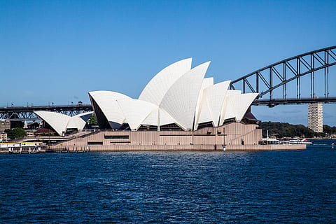 sydney, Australien, operahus, bygget struktur, arkitektur, vand, bygning udvendig, havnefronten, by, skyfri himmel, himmel, bro, forbindelse, dag, rejsemål, transportmidler, ingen mennesker, bro - menneskeskabt struktur, natur, blå, moderne, udendørs, 5K, CC0, offentligt domæne, royaltyfrie