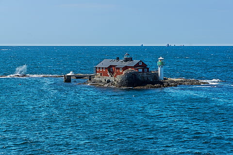 far, aigua, rock, Costa, mar, estiu, suècia, pel mar, horitzó sobre l’aigua, cel, horitzó, blau, arquitectura, estructura construïda, escenics - natura, naturalesa, bellesa a la natura, edifici, exterior de l'edifici, cel clar, dia, cap gent, davant del mar, còpia espai, vaixell nàutic, a l'aire lliure, 1080P, CC0, domini públic, lliure de regalies