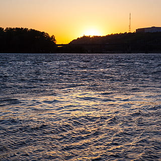 ufa, Fluss, Szene, Wasser, Sonnenuntergang, Sonne, Gelb, Stadt, Himmel, Schönheit in der Natur, Szenen - Natur, Natur, Ruhe, ruhige Szene, Meer, Silhouette, keine Leute, gewellt, orange Farbe, idyllisch, Dämmerung, Baum, draußen, Sonnenlicht, Welle, 1080P, CC0, gemeinfrei, lizenzfrei