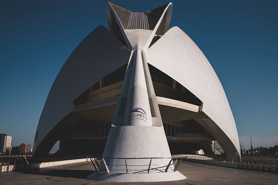 die Architektur, Gebäude, Opernhaus, Stadt, Dorf, Stadt, Metropole, städtisch, Planetarium, Observatorium, Geländer, Beton, Kongresszentrum, Kirche, Beleuchtung, Monument, Bürogebäude, Dreieck, gewölbt, Bogen, Himmel, gebaute Struktur, klarer Himmel, Natur, Gebäudehülle, keine Leute, Tag, Sonnenlicht, draußen, Umweltschutz, erneuerbare Energie, modern, Blau, Flachwinkelansicht, Windkraft, Kraftstoff- und Stromerzeugung, Turbine, Windkraftanlage, 5K