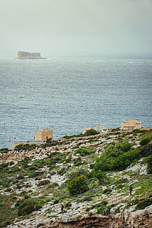 arbres verds, a l'aire lliure, naturalesa, terra, mar, aigua, oceà, línia de costa, promontori, Costa, humà, persona, malta, gruta blava, pendent, casa, cel, penya-segat, illa, bluegrotto, platja, horitzó sobre l’aigua, arquitectura, estructura construïda, horitzó, escenics - natura, exterior de l'edifici, dia, bellesa a la natura, cap gent, formació de roca, edifici, rock, escena tranquil·la, 5K, CC0, domini públic, lliure de regalies