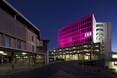 namibia, Windhoek, architettura, esterno dell'edificio, struttura costruita, illuminato, cielo, notte, città, natura, cielo sereno, moderno, costruzione, nessuno, strada, cartello, direzione, all'aperto, mezzi di trasporto, crepuscolo, prospettiva decrescente, edificio per uffici esterno, 5K, CC0, dominio pubblico, privo di copyright