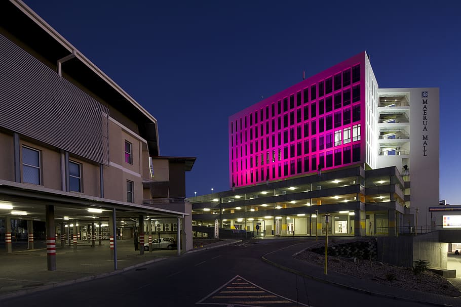 namibia, windhoek, arquitectura, exterior de l'edifici, estructura construïda, il·luminat, cel, nit, ciutat, naturalesa, cel clar, modern, edifici, cap gent, carrer, signe, direcció, carretera, a l'aire lliure, transport, vespre, perspectiva decreixent, exterior d’edifici d’oficines, 5K