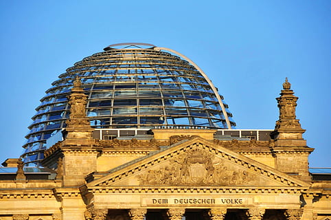 Berlino, Germania, architettura, costruzione, capitale, città, punto di riferimento, facciata, Luoghi di interesse, reichstag, cielo, governo, attrazione turistica, storicamente, distretto governativo, cupola di vetro, Edifici governativi, Demokratie, giro turistico, repubblica federale di, parlamento, politica, esterno dell'edificio, struttura costruita, destinazioni di viaggio, cielo sereno, viaggio, blu, turismo, Inquadratura dal basso, natura, cupola, nessuno, religione, giorno, storia, all'aperto, 2K, CC0, dominio pubblico, privo di copyright