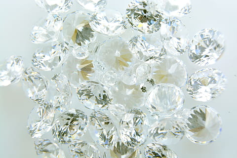 cúbic, joia, pedres precioses, blanc, pedra, cristall, clar, transparent, espurna, a l'interior, flor, cap gent, primer pla, natura morta, tir de l'estudi, Color blanc, vulnerabilitat, naturalesa, fragilitat, planta amb flors, fons, bellesa a la natura, frescor, vidre, luxe, planta, vidre - material, gran grup d'objectes, cap de flor, motiu floral, netejar, 4K, CC0, domini públic, lliure de regalies
