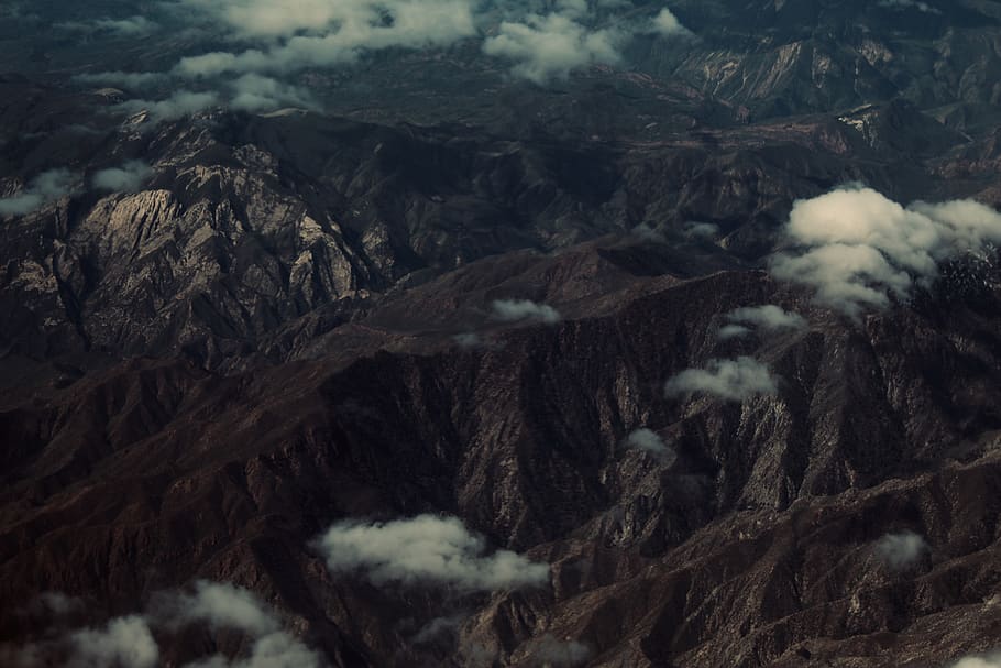 montagne, buio, nuvoloso, sera, notte, aereo, desolato, dirupi, gamma, paesaggio, creste, imponente, nessuno, giorno, natura, ambiente, scenics - natura, albero, scena non urbana, montagna, la tranquillità, bellezza nella natura, terra, pianta, fumo - struttura fisica, nuvola - cielo, geologia, vulcano, all'aperto, temperatura fredda, vista dall'alto, 5K