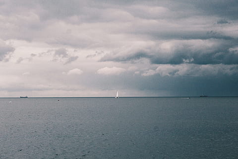 Weiß, Segelboot, Karosserie, Wasser, Strand, Wolken, Dämmerung, Tageslicht, Insel, Landschaft, Ozean, Segeln, Meer, seelandschaft, Schiff, Himmel, Sonnenuntergang, Reise, wolke - himmel, Horizont über Wasser, Horizont, Schönheit in der Natur, Szenen - Natur, keine Leute, Natur, Transport, Wasserfahrzeug, Tag, Ruhe, ruhige Szene, draußen, 5K, CC0, gemeinfrei, lizenzfrei