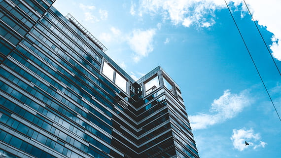 arquitectura, edifici, gratacels, alt, miralls, vidre, reflexió, cel, modern, núvols, estructura construïda, exterior de l'edifici, núvol - cel, vista d’angle baix, ciutat, oficina, exterior d’edifici d’oficines, dia, naturalesa, cap gent, vidre - material, a l'aire lliure, alta - alta, blau, directament a sota, 5K, CC0, domini públic, lliure de regalies