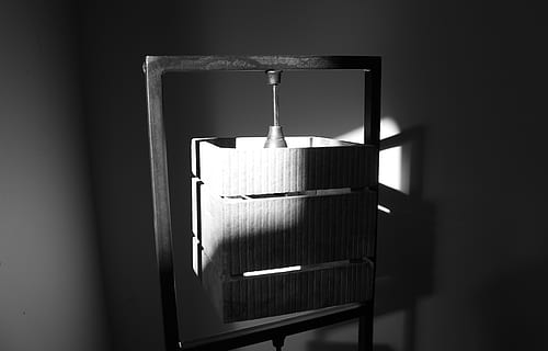 braune Fruchtpresse, Lampe, Lampenschirm, Möbel, Tischlampe, Kabinett, Beleuchtung, Laterne, Leuchte, Gartenschirm, Sonnenschirm, Taschenlampe, Kommode, Box, Zylinder, Leuchter, schälen, Anrichte, leichter, grau, Tür, drinnen, keine Leute, Nahansicht, Holz - Material, Lichtanlage, beleuchtet, hängend, Fokus auf den Vordergrund, Wandbau - Funktion, Stillleben, Wohngebäude, elektrische Lampe, Wohnraum, Tag, Metall, dunkel, Elektrizität, Tabelle, Glas - Material, Licht, 4K, CC0, gemeinfrei, lizenzfrei