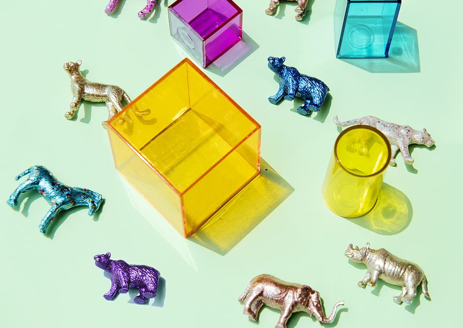 figuretes d'animals de colors variats, contenidor, animals, caixes, primer pla, colorit, disseny, figuretes, a l'interior, joguina infantil, plàstic, reflexió, forma, sòlid, quadrat, joguines, vista d’angle alt, tir de l'estudi, groc, cap gent, natura morta, fons de colors, directament a sobre, representació, transparent, gran grup d'objectes, representació animal, variació, grup d'objectes, riquesa, elecció, sota l'aigua, fauna animal, animal, art i artesania, porpra, 1080P