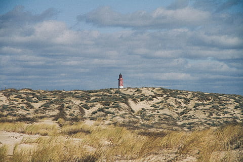 sand, strand, fyrtårn, lys, urter, skyer, en person, himmel, sky - himmel, stående, jord, fritidsaktivitet, skønhed i naturen, natur, rigtige mennesker, ferie, fuld længde, livsstil, ferier, græs, scenics - natur, Kvinder, rejse, ro, ikke-urbane scene, voksen, udendørs, 5K, CC0, offentligt domæne, royaltyfrie