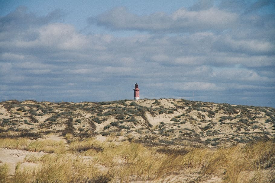 sand, strand, fyrtårn, lys, urter, skyer, en person, himmel, sky - himmel, stående, jord, fritidsaktivitet, skønhed i naturen, natur, rigtige mennesker, ferie, fuld længde, livsstil, ferier, græs, scenics - natur, Kvinder, rejse, ro, ikke-urbane scene, voksen, udendørs, 5K