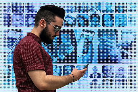 personnel, réseau, téléphone intelligent, main, photomontage, visages, album photo, monde, population, médias, système, le web, nouvelles, lien, connecté, avec l'un l'autre, ensemble, effort, avis, relation, fraternité, démocratisation, un service, numérique, un égal, impression, impressions, copains, amical, relation amicale, paix, communauté, efforts conjugués, coopérative, global, globalisation, groupe, action, interaction, collaboration, collégial, la communication, consommateur, coopérer, koorparativ, personnes, équipe, opinion, Humain, travailler avec, utilisateurs, organisation, en partenariat, la personne, projet, social, jouer, travail en équipe, uni, promettre, la diversité, nous, connaissance, la coopération, groupe de personnes, femme, homme, réalité, virtuel, téléphone, mobile, caméra, portrait, mode de vie, la photographie, samsung, image, fille, photographe, téléphone portable, un d, une personne, jeune adulte, Les données, adulte, Technologie sans fil, Hommes, les jeunes hommes, La technologie, mâles, écran, à l'intérieur, l'Internet, barbe, ordinateur, homme d'affaires, modèle, poils du visage, cyberespace, Langage informatique, codage, 5K