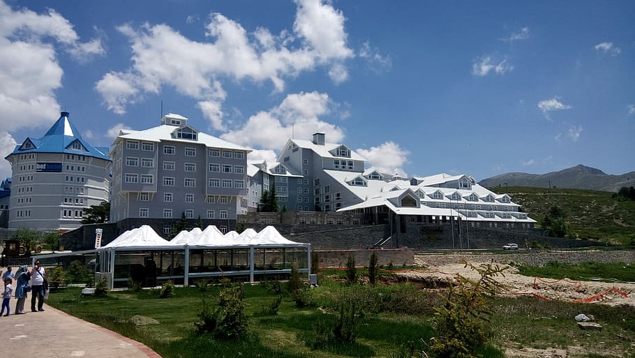 gall dindi, bursa, estructura construïda, exterior de l'edifici, cel, arquitectura, núvol - cel, dia, naturalesa, persones incidentals, edifici, a l'aire lliure, planta, ciutat, blau, Color blanc, gent, grup de persones, arbre, viatjar, transport, persones reals, 4K