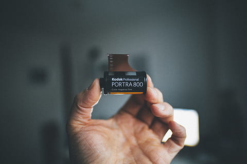 persona, detenzione, kodak, portra, 800, film, cartuccia, mano, macro, mano umana, parte del corpo umano, comunicazione, in casa, avvicinamento, una persona, parte del corpo, testo, prospettiva personale, copia spazio, tecnologia, concentrarsi sulle conoscenze acquisite, dito, dito umano, girato in studio, adulto, sceneggiatura occidentale, consumismo, 5K, CC0, dominio pubblico, privo di copyright
