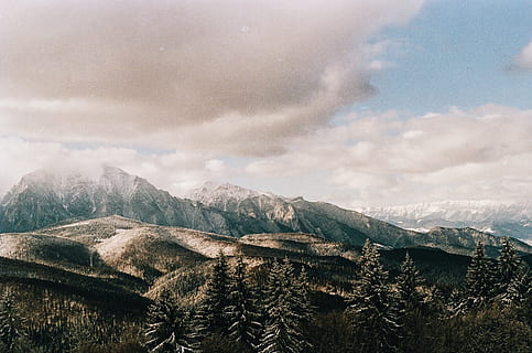 Berge und Bäume, Berg, Wolke, zuerst, Baum, Hügel, Schnee, Gebirge, Gipfel, Natur, Karpaten, Wildnis, Grün, dunkel, Landschaft, Sonnenlicht, Schatten, Hau ab, carpati, 35mm, Film, Wald, szenen, draußen, Himmel, europäische alpen, wolke - himmel, Schönheit in der Natur, Winter, Reise, Tal, keine Leute, Rock - Objekt, Herbst, Sommer-, Blau, Eis, Dolomiten, Nebel, Europa, 4K, CC0, gemeinfrei, lizenzfrei