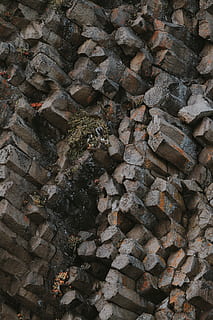 ladrillos de concreto, escombros, pizarra, pueblo, ciudad, urbano, edificio, metrópoli, madera, losa, cuesta abajo, pretil, barandilla, ladrillo, la carretera, pasarela, camino, rock, ferrocarril, Vías de tren, transporte, fotograma completo, antecedentes, abundancia, nadie, día, gran grupo de objetos, material de madera, naturaleza, al aire libre, árbol, apilar, leña, estructura construida, arquitectura, texturizado, Iniciar sesión, sólido, pared, Pared de piedra, industria maderera, 8K, CC0, dominio público, libre de derechos
