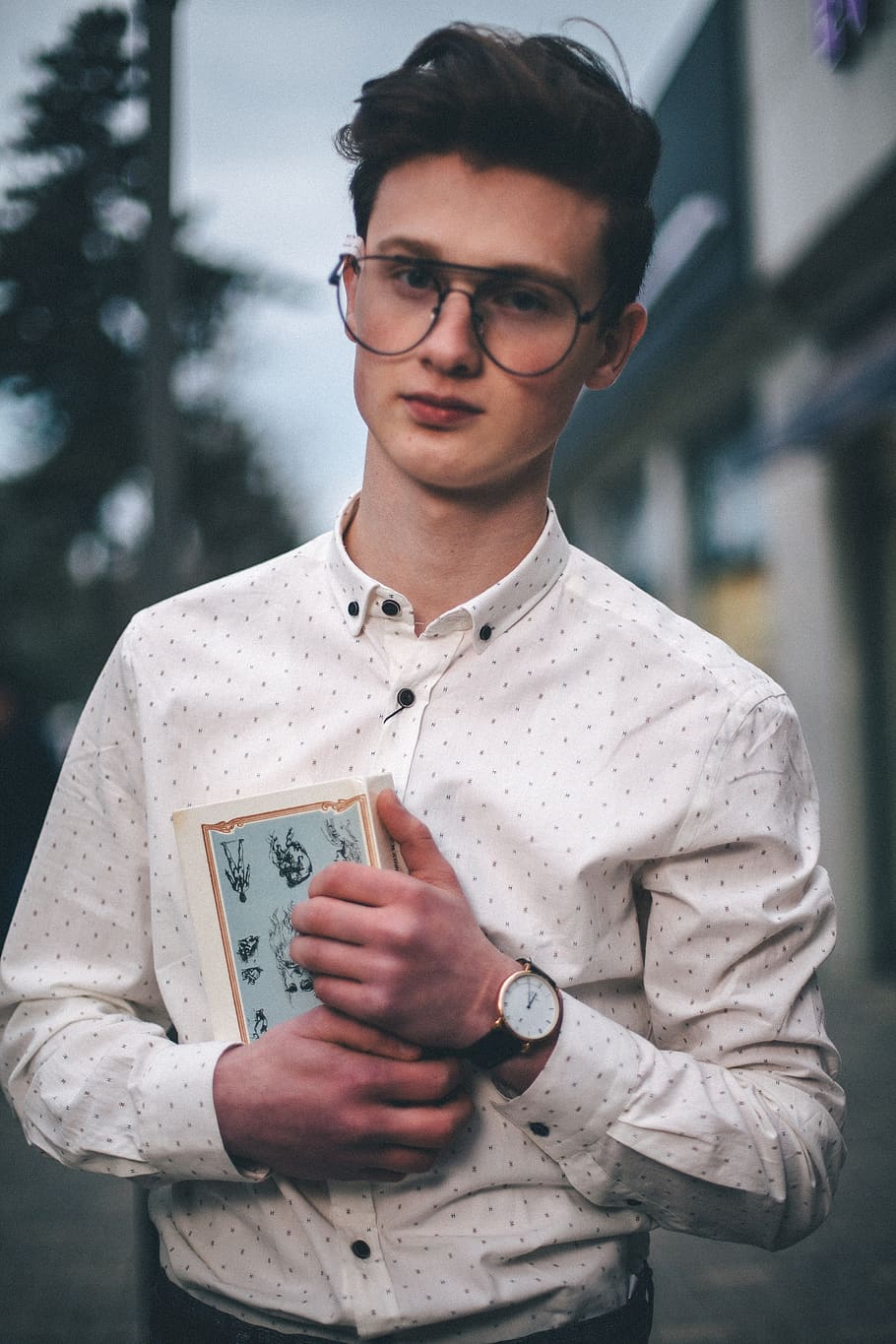 mand holde bog, unge mænd, ung voksen, briller, en person, taljen op, forfra, stående, mode, rigtige mennesker, fokus på forgrunden, afslappet tøj, smukke mennesker, herrer, solbriller, tøj, smuk, 5K