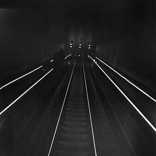 escales mecàniques, túnel, persona, humà, rail, transport, pista de tren, ferrocarril, analògic, escaneig de pel·lícules, fotografia de pel·lícula, 120 mm, format mig, pont, edifici, llum, semàfor, passadís, vestit, roba, túnica, direcció, el camí a seguir, il·luminat, arquitectura, pista, vies del ferrocarril, transport per ferrocarril, perspectiva decreixent, transport públic, a l'interior, estructura construïda, connexió, tecnologia, vista d’angle alt, manera de transport, viatjar, barana, grup de persones, persones incidentals, passarel·la en moviment, 2K, CC0, domini públic, lliure de regalies