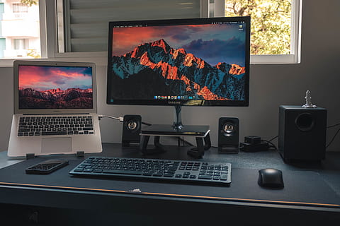 topo, hardware, computer, elettronica, computer hardware, tastiera del computer, tastiera, schermo, display, tenere sotto controllo, mobilia, pc, il computer portatile, tavolo, Schermo a cristalli liquidi, scrivania, Stampato 3d, stazione di lavoro, ho installato, lavoro, tecnologia, in casa, nessuno, attrezzatura informatica, interno di casa, schermo del computer, comunicazione, natura, stanza domestica, trasparente, soggiorno, cultura artistica e intrattenimento, finestra, vetro - materiale, schermo piatto, 2K, CC0, dominio pubblico, privo di copyright