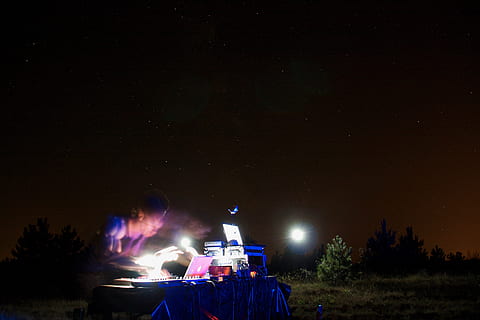 persona che utilizza computer portatile, illuminazione, umano, persona, all'aperto, Hajmáskér, Ungheria, notte, dj, luce, folla, musicista, strumento musicale, bagliore, attività ricreative, natura, taccuino, longexposure, stelle, cielo, cielo notturno, illuminato, stella - spazio, albero, pianta, attrezzatura per l'illuminazione, nessuno, modo di trasporto, terra, mezzi di trasporto, spazio, bellezza nella natura, scenics - natura, nave nautica, raggio di luce, luce - fenomeno naturale, 4K, CC0, dominio pubblico, privo di copyright