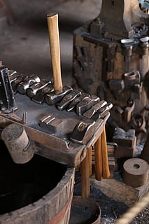 macchina, legna, strumento, idrante, tornio, compensato, laboratorio, morsa, morsetto, ruggine, il motore, albero di trasmissione, rotore, spirale, bobina, freno, Ingranaggio, vite, martello, metallo, strumento di lavoro, nessuno, legno - materiale, in casa, giorno, avvicinamento, strumento a mano, concentrarsi sulle conoscenze acquisite, natura morta, attrezzatura, vecchio, grande gruppo di oggetti, macchinario, industria, vista dall'alto, arrugginito, industria dei metalli, 8K, CC0, dominio pubblico, privo di copyright