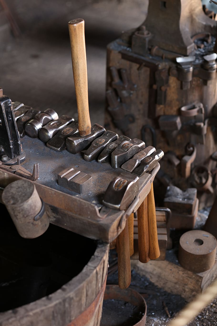 màquina, fusta, eina, boca d'incendi, hidrant, torn, fusta contraxapada, taller, mocador, pinça, òxid, motor, eix de transmissió, rotor, espiral, bobina, fre, equipament, cargol, martell, metall, eina de treball, cap gent, material de fusta, a l'interior, dia, primer pla, Eina de mà, centrar-se en primer pla, natura morta, vell, gran grup d'objectes, maquinària, indústria, vista d’angle alt, rovellat, indústria del metall, 8K