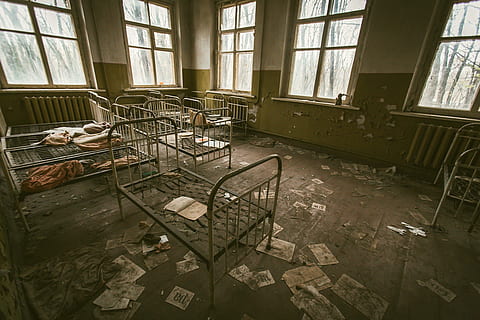 pusty, sala, ramy łóżek, okno, opuszczony, uszkodzony, przestarzały, architektura, pokój domowy, wewnątrz, zniszczony, budynek, dzień, stary, niechlujny, zły stan, żadnych ludzi, upadek, zrujnowany, pogorszenie, zbudowana struktura, meble, brud, brudny, apartament, 1080P, CC0, domena publiczna, darmowe zdjęcia