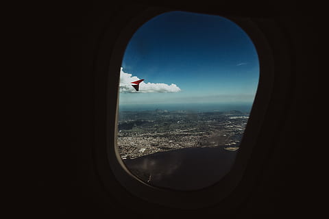 antenowy, okno, iluminator, samolot, lot, transport, pojazd, otwór, Tapeta, niebo, ceu, niebieski, Miasto, cidade, avião, wojskowy, światło, migotać, Mundur wojskowy, szkło - materiał, Natura, jedna osoba, przezroczysty, środek transportu, wnętrze pojazdu, architektura, dzień, wewnątrz, latający, okrąg, kształt geometryczny, spędzania wolnego czasu, kształt, morze, pejzaż miejski, 5K, CC0, domena publiczna, darmowe zdjęcia