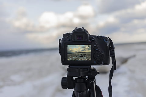 macchina fotografica nera, spiaggia, nero, telecamera, nuvole, luce del giorno, display, dslr, paesaggio, tempo libero, lente, all'aperto, schermo, mare, riva del mare, cinghia, tecnologia, tripode, temi fotografici, macchina fotografica - attrezzatura fotografica, acqua, cielo, attrezzatura fotografica, Camera digitale, concentrarsi sulle conoscenze acquisite, natura, terra, scenics - natura, nuvola - cielo, Fotografare, nessuno, giorno, fotocamera reflex, fotocamera reflex digitale con obiettivo singolo, videocamera domestica, le riprese, 5K, CC0, dominio pubblico, privo di copyright