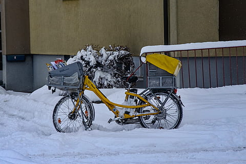 žiemą, sniegas, postradas, žiemos, šalta temperatūra, transportavimas, sausumos transporto priemonė, transporto būdas, stacionarus, dviračiu, dieną, danga, architektūra, nėra žmonių, pastatyta struktūra, lauke, pobūdį, ratas, pastato išorė, miestas, automobilių stovėjimo aikštelė, 4K, CC0, Viešasis domenas, nemokamai