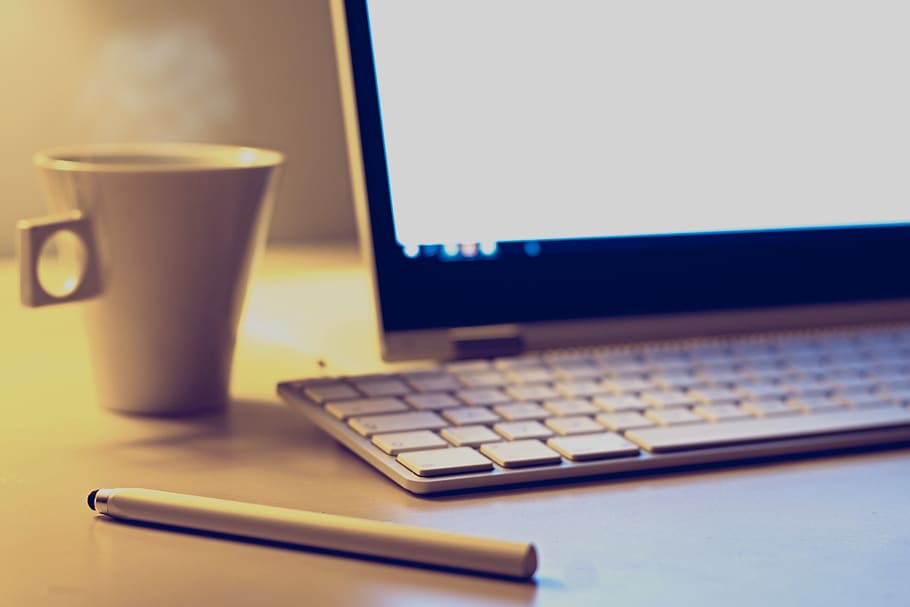 hvid, krus, ved siden af, æble tastatur, kaffe, skrivebord, elektronik, internet, tastatur, overvåge, notesbog, kontor, pen, transportabel, skærm, stylus, teknologi, arbejde, arbejdsområde, computer, bord, trådløs teknologi, bærbar, meddelelse, forbindelse, kop, indendørs, tæt på, ingen mennesker, kaffe - drikke, kaffekop, forfriskning, computerudstyr, stilleben, drikke, note pad, 5K