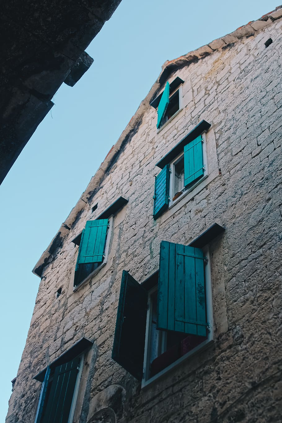 marró, construcció de parets de maons, decoració de la llar, finestra, obturador, cortina, ombra de la finestra, maó, edifici, vell, persianes, finestres, cel, gres, blau, verd, passarel·la, Camí, paret, roba de llit, vianants, militar, arquitectura, estructura construïda, vista d’angle baix, exterior de l'edifici, cel clar, dia, cap gent, barri residencial, naturalesa, a l'aire lliure, llum solar, casa, aixafar, apartament, 5K