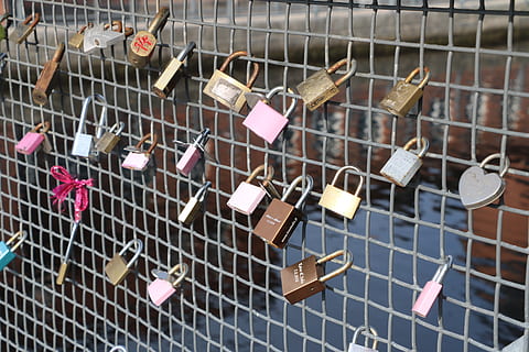 amore, serratura, impegno, il romantico, ponte, a seconda della serratura, Tampere, finlandese, nessuno, recinto, emozione positiva, metallo, protezione, sicurezza, griglia, barriera, grande gruppo di oggetti, giorno, confine, a forma di cuore, emozione, all'aperto, concentrarsi sulle conoscenze acquisite, sospeso, lucchetto, serratura d'amore, 5K, CC0, dominio pubblico, privo di copyright