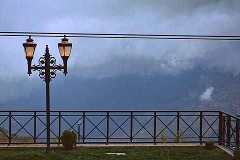 Landschaftsfotografie, Grün, Wald, Blau, Kabel, Wolken, bewölkter Himmel, Farben, Tageslicht, früher Morgen, Umgebung, Gras, hoch, Eisen, Laternenmast, Lampen, Landschaft, Beleuchtung, Morgensonne, Bergspitze, Fotografie, Himmel, stehlen, Aussichtsplattform, Draht, Lichtanlage, Strassenlicht, keine Leute, wolke - himmel, Natur, die Architektur, Straße, gebaute Struktur, Tag, draußen, Verbindung, Flachwinkelansicht, Metall, Elektrizität, Dämmerung, Gebäudehülle, elektrische Ausrüstung, elektrische Lampe, 5K, CC0, gemeinfrei, lizenzfrei