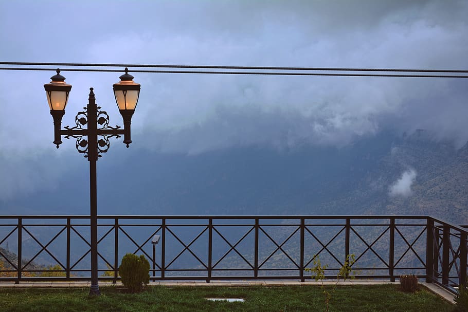 fotografia de paisatge, verd, bosc, blau, cables, núvols, cel ennuvolat, colors, la llum del dia, primera hora del matí, medi ambient, herba, alt, ferro, fanal, llums, paisatge, sol de matí, part superior de la muntanya, fotografia, cel, acer, plataforma de visualització, cable, equips d’il·luminació, llum del carrer, cap gent, núvol - cel, naturalesa, arquitectura, carrer, estructura construïda, dia, a l'aire lliure, connexió, vista d’angle baix, metall, electricitat, vespre, exterior de l'edifici, equipament elèctric, llum elèctrica, 5K