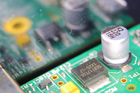 electrónica, chip electrónico, hardware, Alemania, ebersbach an der fils, computadora, hardware de la computadora, UPC, beber, Leche, bebida, frambuesa, pi frambuesa, macro, dispositivo eléctrico, memoria RAM, planta, cubo, fusible, comida, tecnología, placa de circuito, Chip de computadora, Industria electrónica, equipo de computadora, conexión, de cerca, industria, nadie, adentro, tarjeta madre, equipo, número, complejidad, comunicación, enfoque selectivo, material de vidrio, innovación, equipo eléctrico, Componente eléctrico, comunicaciones globales, 5K, CC0, dominio público, libre de derechos