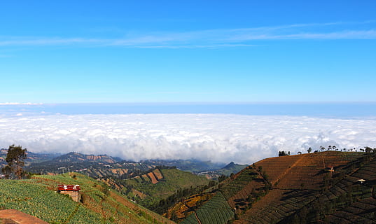 krajobraz, Chmura, Natura, niebo, góry, wzgórza, na wolnym powietrzu, atmosfera, puncak, b-29, scenics - natura, środowisko, piękno natury, dzień, niebieski, spokojna scena, roślina, Góra, chmura - niebo, spokój, wysoki kąt widzenia, architektura, wylądować, na zewnątrz budynku, żadnych ludzi, drzewo, kopia przestrzeń, na dworze, 5K, CC0, domena publiczna, darmowe zdjęcia
