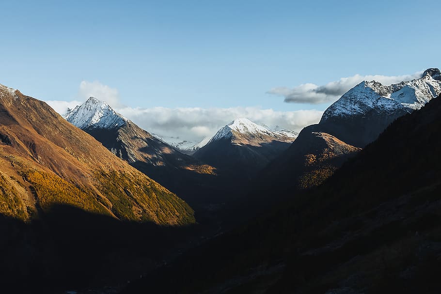 catene montuose, montagna, all'aperto, natura, catena montuosa, picco, altopiano, tramonto, ghiaccio, autunno, picchi, montagne innevate, colori autunnali, alpino, escursioni in montagna, campagna, pendenza, la neve, natura selvaggia, avventura, attività ricreative, cielo, bellezza nella natura, scenics - natura, paesaggio, scena tranquilla, ambiente, la tranquillità, temperatura fredda, inverno, scena non urbana, nessuno, nuvola - cielo, idilliaco, giorno, a distanza, montagna innevata, picco di montagna, formazione, 4K